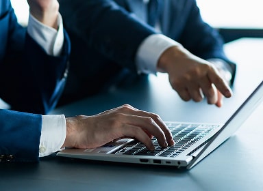 ノートPCを操作し説明している様子