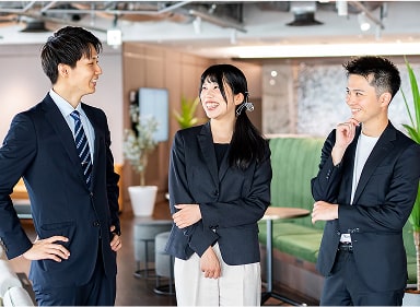 3名の社員が談笑している様子